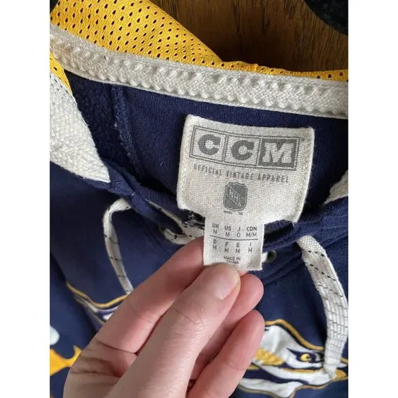 Women's NHL Predators sweatshirt/hoodie Size medium - Picture 4 of 4